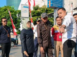 Eri Cahyadi Mulai Proyek Pengaspalan Besar-besaran di Surabaya Setelah 20 Tahun Tambal Sulam