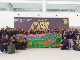 Pesawat Telat Dua Jam, Kontingen Porwarnas Jatim Langsung Latihan Setibanya di Banjarmasin