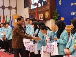 Dirut KAI, Didiek Hartantyo Berbagi Inspirasi dan Inovasi Bersama Mahasiswa Baru UNS