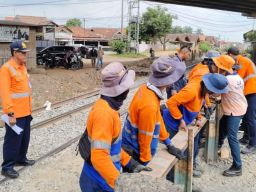 KAI Bersihkan Jalur Rel dan Tutup Perlintasan Liar untuk Keselamatan Kereta