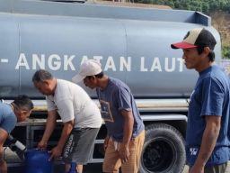Warga Sidoarjo Kekurangan Air, Pangkalan TNI AL Tolitoli Suplai dengan Truk 5.000 Liter