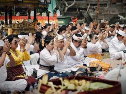 Pemkab Jembrana Ngaturang Bhakti Penganyar di Pura Mandhara Giri Semeru Agung