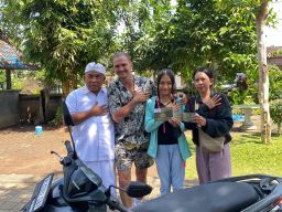 Kunjungi Jembrana, Influencer asal Rusia, Sergey Kosenko Sumbang Tiga Bantuan 