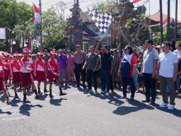 Sekda Jembrana Buka Gerak Jalan Kreasi Tingkat SD 