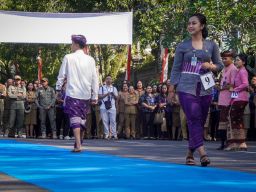 Pegawai Pemkab Jembrana Beradu Gaya Dalam Lomba Outfit of The Day