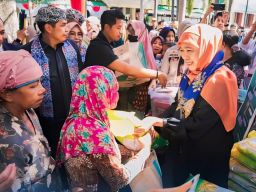 Khofifah Indar Parawansa Hadir di Bazar Murah Bondowoso, Beras dan Telur Gratis untuk Lansia