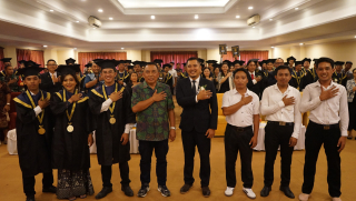 Bupati Tamba Sampaikan Pesan Inspiratif bagi Para Wisudawan