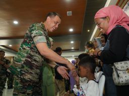 HUT TNI ke-79, Mayjen TNI Rudy Saladin Pimpin Baksos Layanan Kesehatan dan Berbagi Sembako