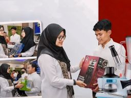 Ipuk Fiestiandani Fasilitasi Lulusan SMK Banyuwangi Berwirausaha dengan Bantuan Alat Usaha