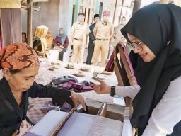 Bupati Ipuk Fiestiandani Kunjungi Perajin Tenun Tradisional Banyuwangi