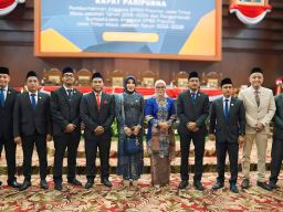 Anggota DPRD Jatim Resmi Dilantik, Calon Gubernur Khofifah Indar Parawansa Beri Selamat