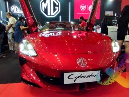 GIIAS Surabaya 2024 Cetak Rekor Area Pameran Terluas, Hari Terakhir Pengunjung Pilih Mobil Favorit