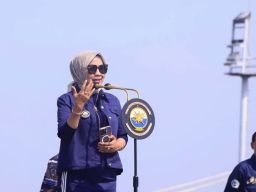 Mahasiswa Baru Unitomo Dilatih Cinta Tanah Air dan Dikenalkan pada KRI Dewa Ruci di Markas TNI AL