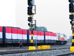 PT KAI Divre III Palembang Pecahkan Rekor MURI Pemasangan Bendera Terbanyak HUT RI ke 79