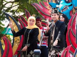 Balon Khofifah-Emil Melambung Tinggi, Isyarat Kemenangan di Pilgub Jatim 2024