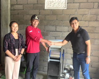 Tim Pemberdayaan Wilayah Unmas Denpasar, Bantu Mesin Pengolahan Kopi Desa Petang Badung