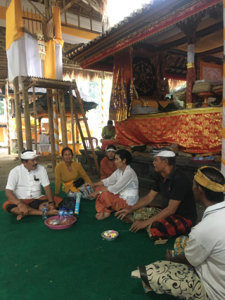 Made Kasta Memohon Doa Restu di Pura Dalem Selat untuk Kesuksesan Pilkada Klungkung 2024