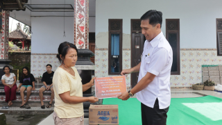 Pjs Bupati Sukra Negara Serahkan Santunan Duka Cita Korban Tertimpa Pohon Perindang di Mendoyo