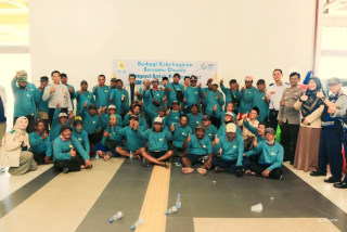 Mengayuh Berkah, Menggapai Asa: YBM PLN UP2B Jawa Timur Salurkan Bantuan kepada Tukang Becak Surabaya