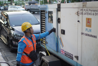 Dalam Momen Natal, Senyum Fani Srikandi PLN Penjaga Cahaya Perayaan Natal dan Tahun Baru