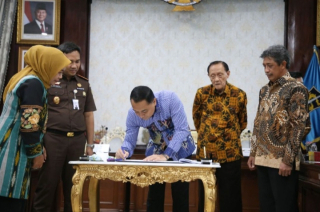 Pemkot Surabaya dan Yayasan Wijaya Kusuma Teken MoU Pengembalian Aset di Jalan Jagir Wonokromo.