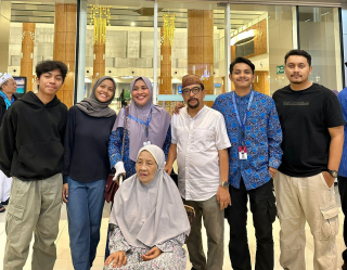 Ibunda Meninggal Dunia,Siti Marwiyah tulis pesan rindu dari mekkah; ada Ayat Cinta untuk sang ibunda