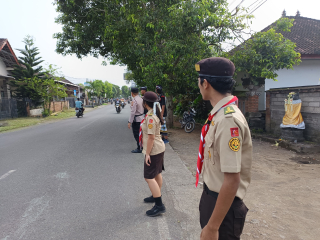 Pramuka Saka Bhayangkara Jembrana Amankan Jalur Ritual Melasti Nyepi