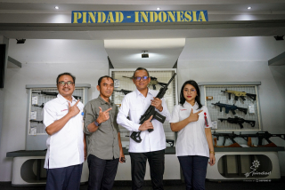 BNSP Serahkan SK Lisensi LSP kepada PT Pindad