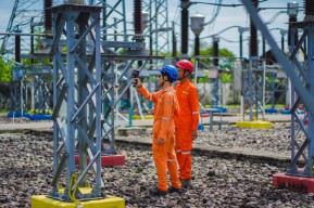 Begini Kisah Personel Siaga PLN, Menjaga Sistem Transmisi Tetap Aman pada Lebaran 2025