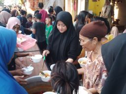 Tradisi Hari Raya Ketupat di Sukolilo Baru, Surabaya: Makanan Gratis untuk Semua Warga