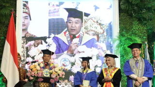 Wakaporles Bagi Cerita Raih Gelar Magister di Tengah Tugas