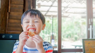 Kisah Seorang Bocah di Malaysia yang Tiba-tiba Buta karena Kekurangan Gizi