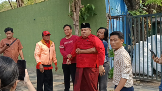 Aksi Nekat Achmad Hidayat Ancam Bakar Diri di Depan DPC PDI Perjuangan Surabaya