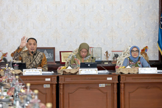 Walikota Eri Paparkan Capaian Pembamgunan Surabaya pada Menpan-RB