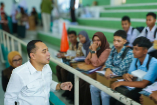Pemkot Surabaya Bagikan Perlengkapan Sekolah Gratis untuk 6.144 Penerima Beasiswa Pemuda Tangguh