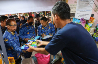 Pemkot Surabaya Sidak Beras Premium, Pastikan Tidak Ada Oplosan di Pasar Tradisional