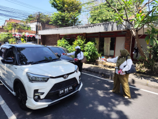 PKB Denpasar Bagikan Bendera Merah Putih, Ajak Masyarakat Rayakan Kemerdekaan, Semangat Nasionalisme