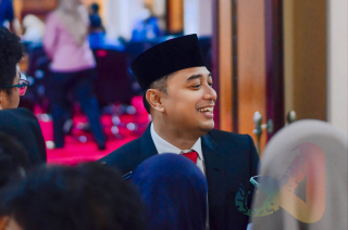 Larangan Parkir di Tepi Jalan dan Stiker ‘Save Tunjungan’ Eri Cahyadi Angkat Suara