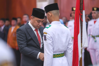 Wali Kota Surabaya Kukuhkan 97 Anggota Paskibraka HUT RI ke 80