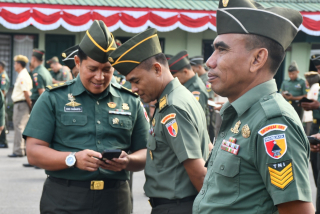 Cegah Judol dan Pinjol, Ratusan Ponsel Prajurit Korem 081 DSJ Diperiksa