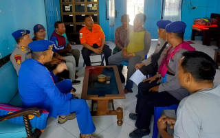 Satpolairud Polres Lamongan Evakuasi Kapal Nelayan Tenggelam di Perairan Paciran