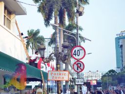 Aksi Heroik Perobekan Bendera Belanda oleh Arek-arek Suroboyo Lewat Sebuah Teatrikal Kolosal