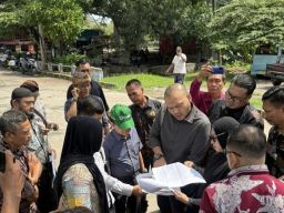Kuasa Hukum Ahli Waris Tinjau Lokasi Tanah Sengketa di Kelurahan Larangan Cirebon
