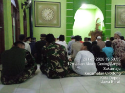 Satgas TMMD Kodim Depok Gelar Tarawih Bersama Warga Sukamaju
