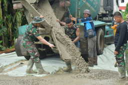 Masuk Hari ke-12, Satgas TMMD Kebutan Pengerasan Jalan di Tirtajaya