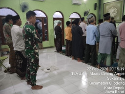 Semangat Ramadan, Satgas TMMD Kodim 0508/Depok Shalat Tarawih Bersama Warga