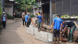 TNI dan Warga Gotong Royong Bangun Saluran Air Permanen di TMMD H+14