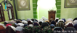 Personel TMMD Shalat Tarawih Bersama Warga di Masjid Baitul Rahim