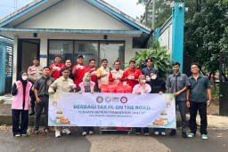 Sinergi PLN UP2B DKI Jakarta dan Banten Bagikan 120 Paket Takjil Ramadan di Cililitan