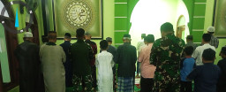 Kebersamaan di Bulan Suci, Personel TMMD Kodim Depok Shalat Bersama Masyarakat